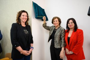 Descubrimiento de la placa conmemorativa a cargo de Rosa María Virolés, acompañada por María del Mar Vázquez y María del Mar Ayala