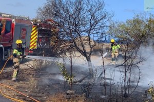 Efectivos de Bomberos del Levante actuando en el lugar del incendio.