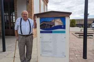 Antonio Pérez Zurano, posa junto a la placa conmemorativa a todos sus compañeros, en la Vía Verde de Huércal-Overa.