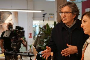 Gerardo Herrero junto a Malena Alterio en el rodaje de ‘Bajo terapia’.