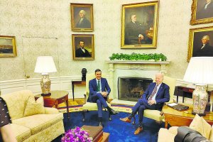 Pedro Sánchez con Joe Biden en el despacho oval bajo los retratos de George Washington y Abraham Lincoln.
