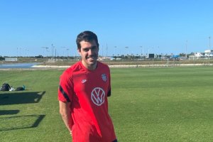 Con el escudo de la federación y feliz de esta nueva etapa profesional.