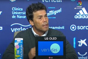 Rubi analizando el partido en la sala de prensa de El Sadar.