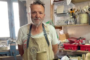 Antonio Flores en su taller.