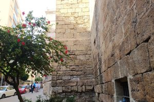 La erosión ha hecho huella en las piedras de la fachada de poniente de la Catedral.