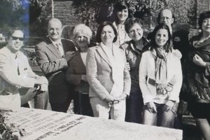Con Marijé Orbegozo, Federico Utrera y Miguel Naveros, pariente de Carmen de Burgos, entre otros, en el Cementerio Civil de Madrid en octubre de 20