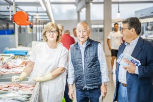 Amat pidió ayer el voto en el Mercado de Abastos.