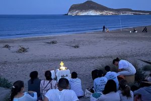 Adoración eucarística en una de las playas de Almería.