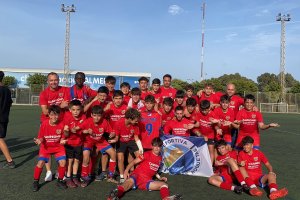 Celebrando el éxito de una temporada en la que han sido campeones de Liga.