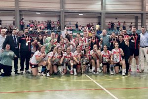 Celebrando el ascenso a una gran categoría.