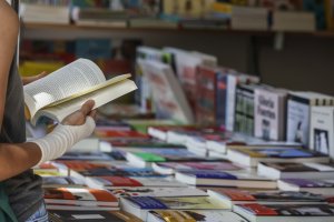 Libros en una feria del libro.