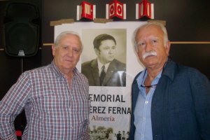 Dos leyendas posan junto al cartel del Memorial de 2018.