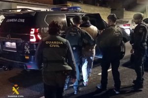 Agentes de la Guardia Civil detienen a uno de los implicados.