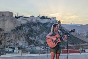 Paula Mattheus, durante su concierto en la azotea del Centro de Interpretación Patrimonial de Almería. 