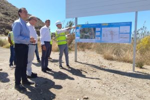 Visita de las autoridades a las obras de protección de la desaladora de Cuevas del Almanzora.