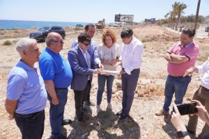 El delegado del Gobierno de España en Andalucía, Pedro Fernández visita las obras de ampliación del paseo marítimo.