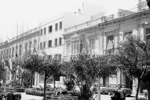 La Plaza Marqués de Heredia a comienzos de los años setenta cuando los coches aparcaban alrededor y aún quedaban casas antiguas.