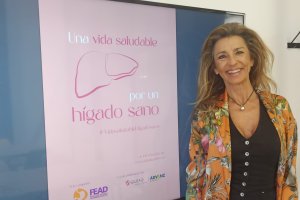 Marta Casado, presidenta de la Fundación Española del Aparato Digestivo, junto a un cartel de la campaña que comienza este miércoles.
