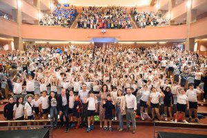 Foto de familia de los 900 participantes en la clausura del plan