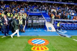 La policía acordonando la puerta de acceso a vestuarios del RCDE Stadium.