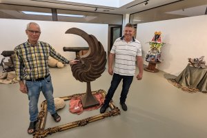 Hilario y Mateo posan en la sala principal de su exposición, \'Escultura, soldadura y reciclaje\'.