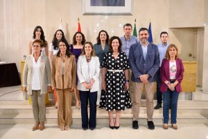 Foto de familia de la alcaldesa y concejales con los trabajadores recién incorporados