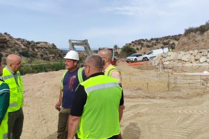 Trabajadores y autoridades en el comienzo de los trabajos.