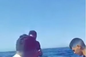 Un vídeo de ‘harragas’ en travesía a Almería distribuido en redes sociales (Youtube)