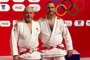 Juan Parra junto a su hijo Fernando Parra tras ganar el sexto Dan.