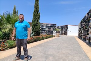 Paco Burgos en una de las calles principales del cementerio de San José.