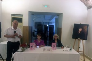 J.A. Martínez Soler, Asunción Valdés, Ana Westley y el retrato de Colombine.