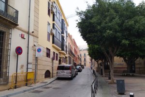 Vista de la calle Arráez, hoy desguarnecida sin la presencia de ningún comercio.