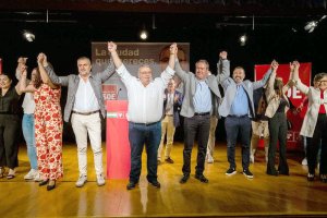 El candidato, Manolo García, flanqueado por Juan Espadas y Lorenzo.