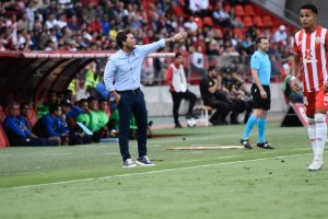 Rubin en la banda del Estadio de los Juegos Mediterráneos.