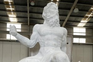 La figura de Poseidón a la espera de los últimos retoques.