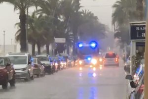 Imagenes de un camión de bomberos con las luces de emergencia puestas en Garrucha.