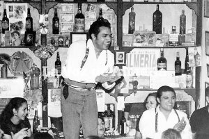 En los años noventa un grupo de rocieros le volvió a dar vida a la bodega de las Cortinillas que fue acondicionada para una cruz de mayo.