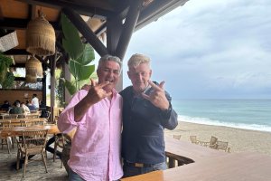 Wayne Wriffiths (a la derecha) y Pedro Asensio en el Kon Tiki de Mojácar, haciendo la señal del Cupra.