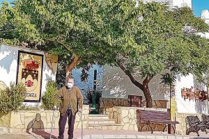 Caminando despacio va una señora con sus dos amigas: sus dos muletas. Es Ángeles, casi 80 años.