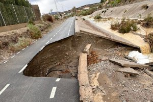 Carretera en Cuevas del Almanzora gravemente afectada por el último temporal.