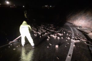 Operarios trabajan en la carretera.