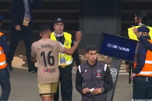 Momento en el que Luis Suárez tira el monitor del VAR tras la expulsión.