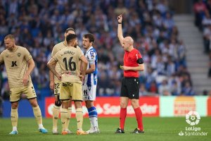 Instante en el que Luis Suárez ve la roja directa en el Reale Arena.