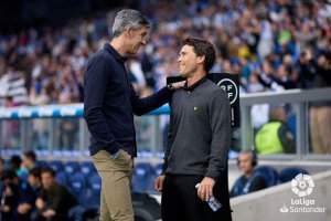 Saludo entre Alguacil y Rubi antes de que comenzara el encuentro.