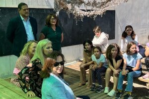 La consejera y el delegado de Educación han visitado el Colegio Mar Mediterráneo.