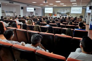 El hospital ha dado la bienvenida a los residentes en el salón de actos.