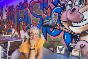 Estefanía, propietaria de ‘La Fusión’, en el local que regenta