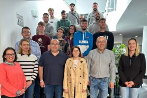 El alcalde y la concejal de promoción económica junto a parte de los vecinos beneficiados.