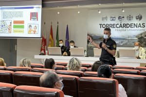 El interlocutor sanitario policial habla a los profesionales de Torrecárdenas sobre agresiones físicas.