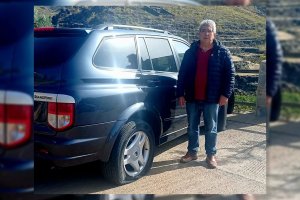 El candidato de Olula de Castro junto a su vehículo.